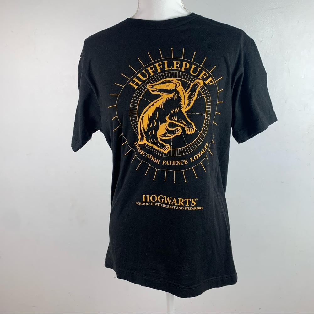 Harry Potter Hogwarts Hufflepuff Black and Gold T-Shirt Size Medium